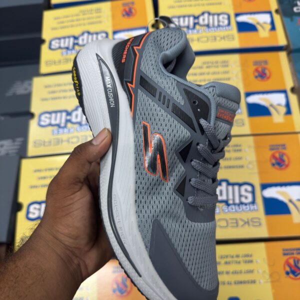 Skechers Max cushion